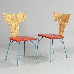 Dansk møbeldesign Et par stole med stel af blå og hvidmalet metal, flettet ryg og rødt sæde. 2