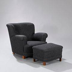 Fritz Hansen Lænestol med ben af bejdset bøg. Sæder, sider og dybthæftet ryg betrukket med gråt uld. Stol, model 1729. Udført hos Fritz Hansen. 2