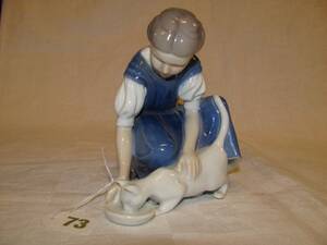 BG FIGURIN FLICKA MED KATT HÖJD 14 CM