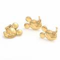 Et smykkesæt af 18 kt. guld udført som Mickey Mouse Bestående af et par øreclips og et vedhæng. L. ca. 1,7 cm. Vægt ca. 5 gr. 3