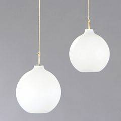 Vilhelm Wohlert Satelit. Et par pendler med skærme af matteret to-lags opalglas, skærmophæng af metal med porcelænsfatninger. 2