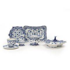 Musselmalet helblonde kaffeservice af porcelæn, dekoreret i underglasur blå. Royal Copenhagen. 20