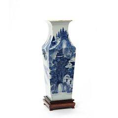 Vase af porcelæn, dekoreret i underglasur blå med bjerglandskab. Kina, 19. årh. H. 43 cm. På base af udskåret træ.