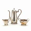 Kaffeservice af sølv, bestående af kaffekande, flødekande og sukkerskål. Omkr. 1900. Vægt 812 gr. H. 9 og 24 cm. 3