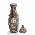 Kinesisk lågkrukke af porcelæn, dekoreret i emalje farver og guld med figurscenerier og pousserede blomster. 20. årh. H. 64.