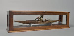 Grønlandica - fanger i kajak, montre med hylde. 1900-tallets 2. halvdel. 2