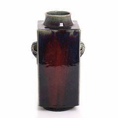 Firsidet kinesisk vase af porcelæn, modelleret med elefanthoveder, dekoreret med blålilla glasur. 19. årh. H. 30.