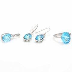 Smykkesæt af sterlingsølv bestående af ring, vedhæng og et par ørestikker prydet med facetslebne blå topaser på i alt ca. 17.25 ct. samt talrige hvide zirkonia.