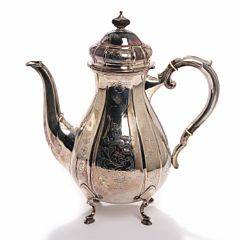 Kaffekande af sølv, ligeknækket korpus graveret med blomster- og bladranker. Udført hos Grann  Laglye, 1946. H. 28.