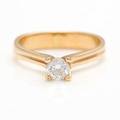 V. Steenstrup Jensen Solitairering af 18 kt. guld prydet med en brillantslebet diamant på ca. 0.39 ct. Farve Top Crystal. Klarhed VS. Str. 46.