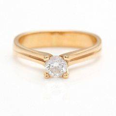 V. Steenstrup Jensen Solitairering af 18 kt. guld prydet med en brillantslebet diamant på ca. 0.39 ct. Farve Top Crystal. Klarhed VS. Str. 46.