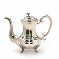 Russisk kaffekande af sølv, lågknob i form af blomst, fire ben med bladværk. Guardein Andrei Kovalski 1851, Moskva bymærke. Vægt ca. 712 gr. H. 22,5.
