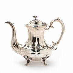 Russisk kaffekande af sølv, lågknob i form af blomst, fire ben med bladværk. Guardein Andrei Kovalski 1851, Moskva bymærke. Vægt ca. 712 gr. H. 22,5.