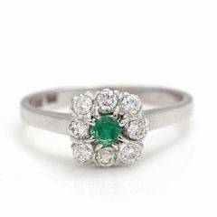 Smaragd- og brillantring af 18 kt. hvidguld prydet med facetslebet smaragd omkranset af talrige brillantslebne diamanter. Str. 51,5. Ca. 1980.