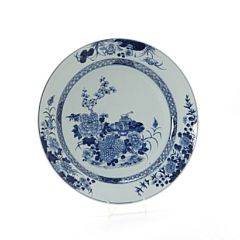 Stort rundt Qianlong fad dekoreret i underglasur blå. Kina 1736-1795. Diam. 45 cm.