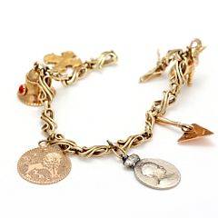 Armbånd af 14 kt. guld prydet med charms af 18 og 14 kt. guld og sølv delvist prydet med farvede sten. L. ca. 20 cm. Vægt ca. 37,5 gr.