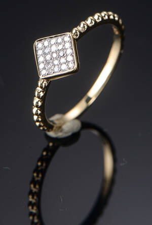 Ring af 8 kt guld prydet med diamanter