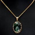Halskæde af 14 kt. guld med vedhæng af jade. L. ca. 50 cm. Vægt ca. 22,5 gram. Certifikat medfølger.