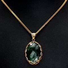 Halskæde af 14 kt. guld med vedhæng af jade. L. ca. 50 cm. Vægt ca. 22,5 gram. Certifikat medfølger.