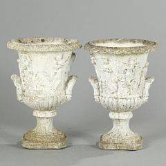 Et par havekrukker af kunststen, dekoreret med antikke motiver. 20. årh. H. 55 og 56. 2