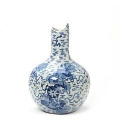 Kinesisk flaskeformet vase, dekoreret i underglasur blå med Fo-hunde og skyformationer. Mærket Qianlong, 19. årh. H. ca. 37 cm.