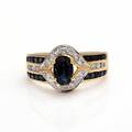Safir- og diamantring af 18 kt. guld prydet med facetslebne safirer på i alt ca. 1.2 ct. samt talrige brillantslebne diamanter på ca. 0.31 ct. Farve Wesselton