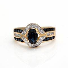 Safir- og diamantring af 18 kt. guld prydet med facetslebne safirer på i alt ca. 1.2 ct. samt talrige brillantslebne diamanter på ca. 0.31 ct. Farve Wesselton