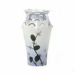 Vase af delvist gennembrudt porcelæn, dekoreret i underglasur blå og grøn med fyrretræsgrene med kogler. Royal Copenhagen. H. 23 cm