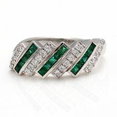 Diamant- og smaragdring af 14 kt. hvidguld prydet med talrige brillantslebne diamanter og smaragdslebne smaragder Str. 54,5. Ca. 2008.