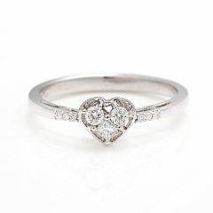 Diamantring af 14 kt. hvidguld prydet med talrige brillantslebne diamanter i hjerteform. Str. 54,5. Ca. 2010.
