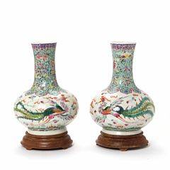 Et par kinesiske famille rose vaser af porcelæn dekorerede i farver med drager, fugl føniks og flagermus, utydlig mærke i bund. 1920. årh. H. 29 cm. 2