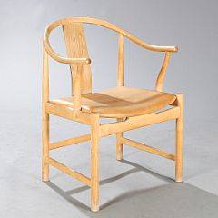 Hans J. Wegner Kinastol. Armstol med stel af ask. Sæde betrukket med lys patineret naturskind. Model PP 66. Udført og mærket hos PP Møbler.