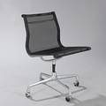 Ray Eames, Charles Eames Aluminium Group Side Chair. Kontorstol med stel af forkromet aluminium. Udført hos Vitra.