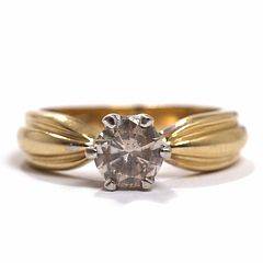 Diamantring af 14 kt. guld og hvidguld, prydet med brillantsleben diamant på ca. 0,98 ct. Str. 54.