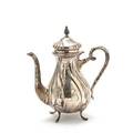 Kaffekande af sølv, skævknækket. København 20. årh. Vægt 525 gr. H. 25 cm.