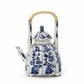 Kinesisk kande af porcelæn med låg dekoreret i underglasur blå. Kangxi 1662-1722. H. 19 cm.