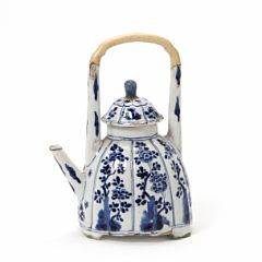 Kinesisk kande af porcelæn med låg dekoreret i underglasur blå. Kangxi 1662-1722. H. 19 cm.