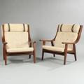 Hans J. Wegner GE 530. Et par højryggede lænestole af mørk eg, løse hynder med lyst nistret uld. Udført hos Getama. 2