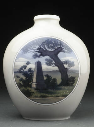Royal Copenhagen. Vase nr. 2535 af porcelæn