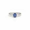 Safir- og diamantring af 14 kt. hvidguld prydet med facetslebet safir og talrige brillantslebne og baguetteslebne diamanter. Str. 55. Ca. 2009.