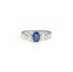 Safir- og diamantring af 14 kt. hvidguld prydet med facetslebet safir og talrige brillantslebne og baguetteslebne diamanter. Str. 55. Ca. 2009.