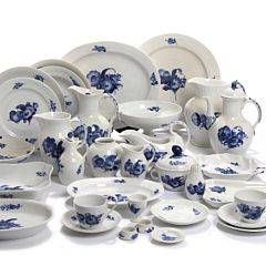 Blå Blomst Flettet. Spise- og kaffestel af porcelæn, Kgl. P., bestående af 129 dele. 129