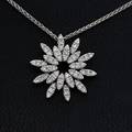 Diamantvedhæng af 14 kt. hvidguld prydet med brillantslebne diamanter med kæde af 18 kt. hvidguld. L. ca. 2 og 41 cm.