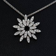 Diamantvedhæng af 14 kt. hvidguld prydet med brillantslebne diamanter med kæde af 18 kt. hvidguld. L. ca. 2 og 41 cm.