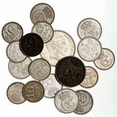 Samling danske mønter, bl.a. 1 kr 1915, kval. 01, diverse 1, 2, 10 og 25 øre mønter fra perioden 1913 - 1921, i alt 18 stk. i varierende kvalitet