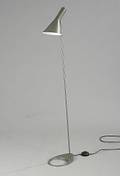 Arne Jacobsen AJ. Gulvlampe med stel af grafitgrå metal med justérbar skærm. Udført hos Louis Poulsen. H. 130.