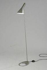 Arne Jacobsen AJ. Gulvlampe med stel af grafitgrå metal med justérbar skærm. Udført hos Louis Poulsen. H. 130.