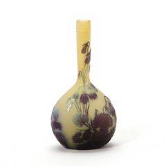 Emile Gallé Vase af lysegult, matteret glas overlagt med lilla glas udskåret med motiver i form af blomster og blade. Sign. Gallé. H. 16.