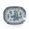 Kinesisk fad af porcelæn, dekoreret i underglasur blå. Qianlong 1736-1795. L. 38 cm. B. 31 cm.