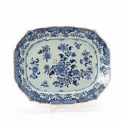 Kinesisk fad af porcelæn, dekoreret i underglasur blå. Qianlong 1736-1795. L. 38 cm. B. 31 cm.